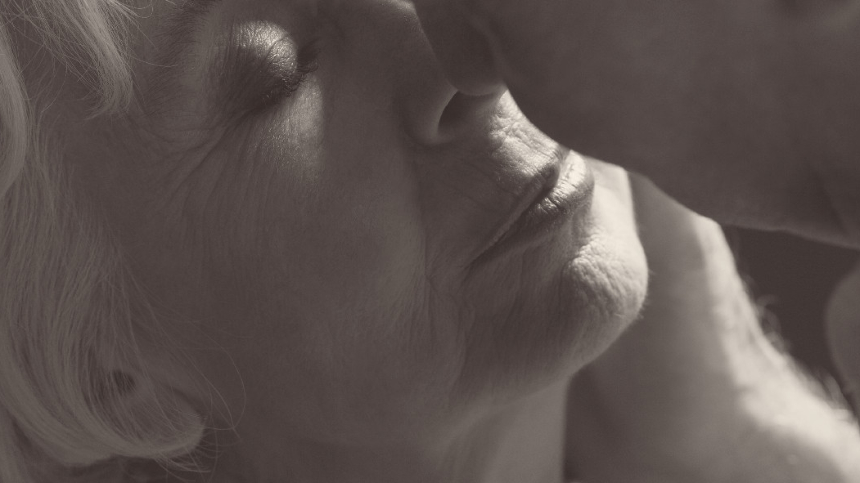 elderly-lovers-kissing-PYZJEH9(1)