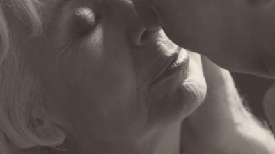 elderly-lovers-kissing-PYZJEH9(1)